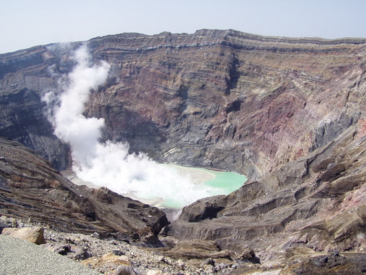 24. 5. 2006 14:51:46: Japonsko 2006 - Aso - kráter Naka-dake (Bobek)