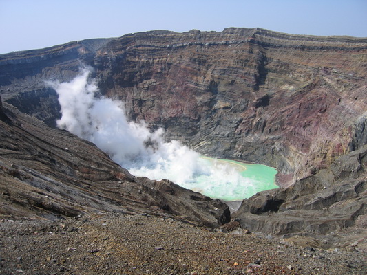 24. 5. 2006 14:53:40: Japonsko 2006 - Aso - kráter Naka-dake (Terka)
