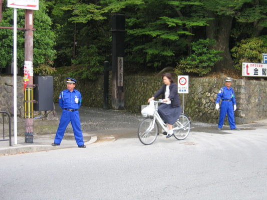 26. 5. 2006 8:42:28: Japonsko 2006 - Kyoto - řidiči dopravy (Terka)