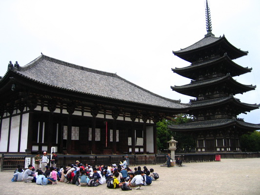 26. 5. 2006 13:19:06: Japonsko 2006 - Nara - chrám Kofuku-ji (Terka)