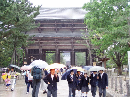 26. 5. 2006 13:43:45: Japonsko 2006 - Nara - chrám Todai-ji (vstupní brána) (Bobek)