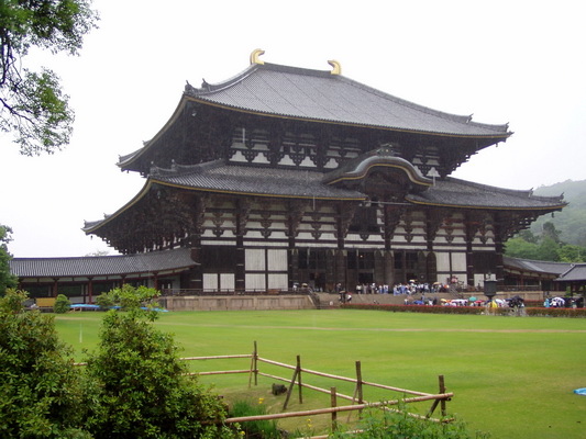 26. 5. 2006 13:53:27: Japonsko 2006 - Nara - chrám Todai-ji (největší dřevěná stavba na světě)