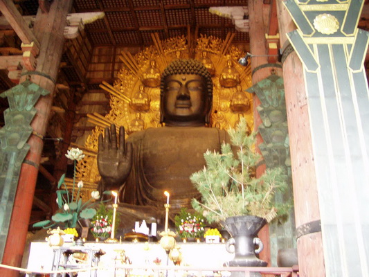 26. 5. 2006 14:02:10: Japonsko 2006 - Nara - chrám Todai-ji - Velký Budha (14,98 m) (Bobek)