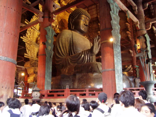 26. 5. 2006 14:06:10: Japonsko 2006 - Nara - chrám Todai-ji - Velký Budha (14,98 m) (Bobek)