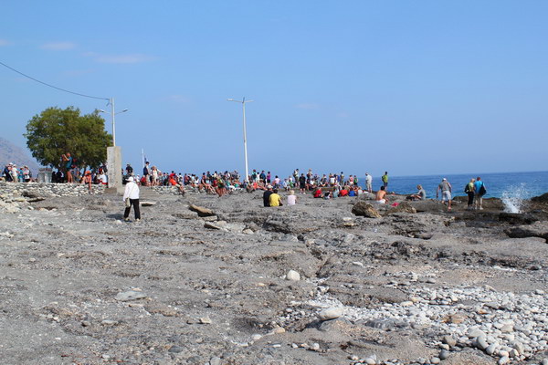 1. 6. 2011 17:22:51: Kréta 2011 - Aghia Roumeli - Turisti čekající na odvoz (Vláďa)