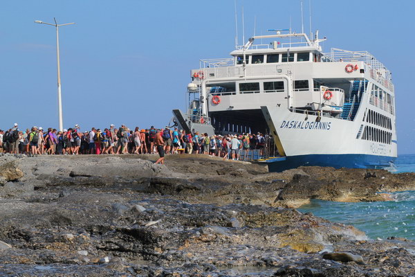 1. 6. 2011 17:37:40: Kréta 2011 - Aghia Roumeli - Turisti čekající na odvoz (Vláďa)