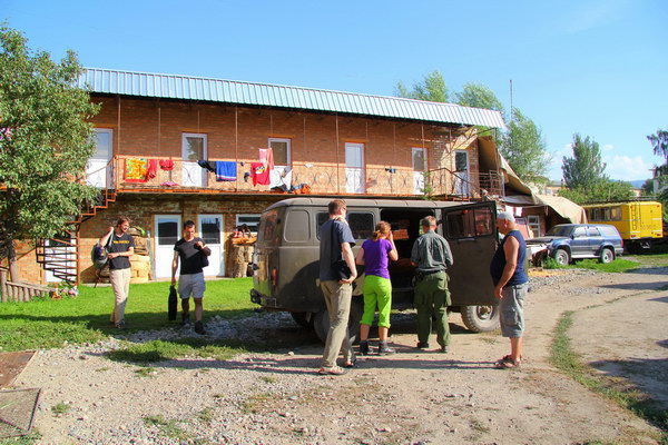 10. 8. 2014 17:12:15: Kyrgyzstán - Karakol, Extreme tour, přesedání na druhé auto