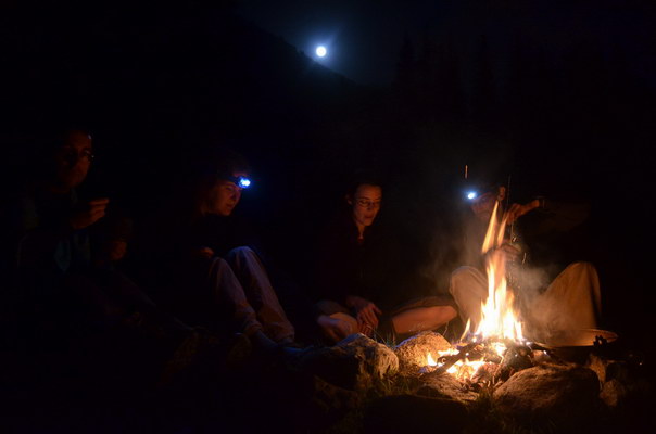 10. 8. 2014 21:21:32: Kyrgyzstán - Tábořiště na první noc v dolině Jety Oguz (Králík)