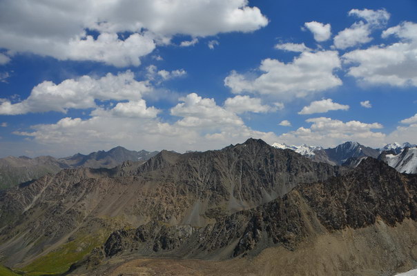 12. 8. 2014 13:02:09: Kyrgyzstán - 2. den treku, výhledy z kopce nad sedlem Telety (Králík)