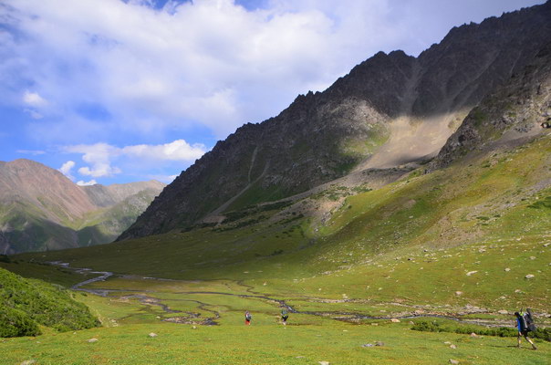 12. 8. 2014 15:58:06: Kyrgyzstán - 2. den treku, sestup do doliny Karakol (Králík)