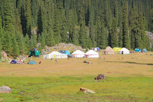 13. 8. 2014 9:15:57: Kyrgyzstán - 3. den treku, Base kemp v dolině Karakol (Vláďa)