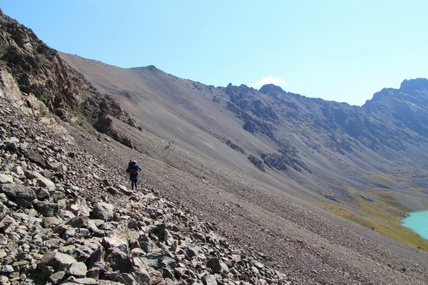 14. 8. 2014 9:56:22: Kyrgyzstán - 5. den treku, výstup do sedla nad jezerem Ala-köl (Vláďa)