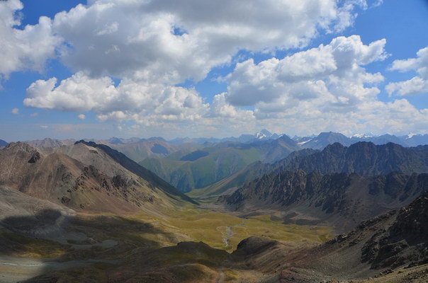 14. 8. 2014 11:21:34: Kyrgyzstán - 5. den treku, výhled ze sedla nad jezerem Ala-köl (Králík)