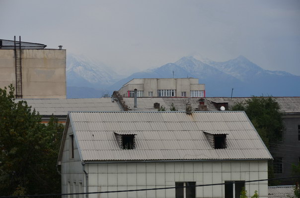 16. 8. 2014 18:25:46: Kyrgyzstán - Biškek, výhled z hostelu Sakura (Králík)