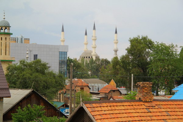 16. 8. 2014 18:28:56: Kyrgyzstán - Biškek, výhled z hostelu Sakura (Vláďa)