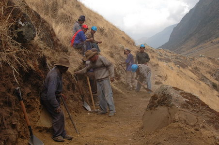 19. 9. 2007 10:22:12: Peru 2007 - 6. den treku - peruánci staví cestu