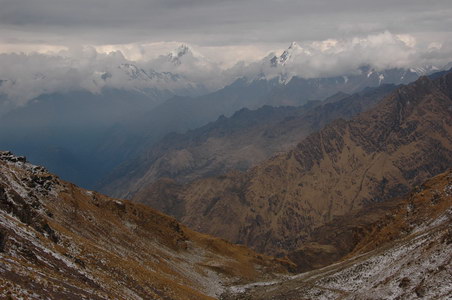 19. 9. 2007 14:50:49: Peru 2007 - 6. den treku - výhled ze sedla 4666 m.n.m.