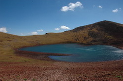 Vrchol Aždahaku (3596 m.n.m.), kráter s jezerem