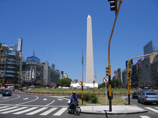 25. 11. 2005 12:58:41: Argentina 2005 - Boenos Aires - obelisk (Terka)