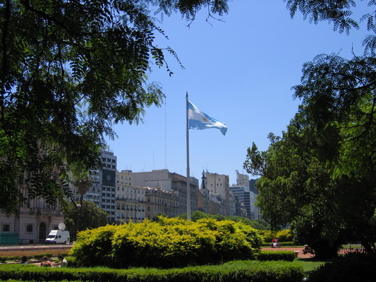 25. 11. 2005 13:29:37: Argentina 2005 - Boenos Aires - park před prezidentským palácem (Terka)