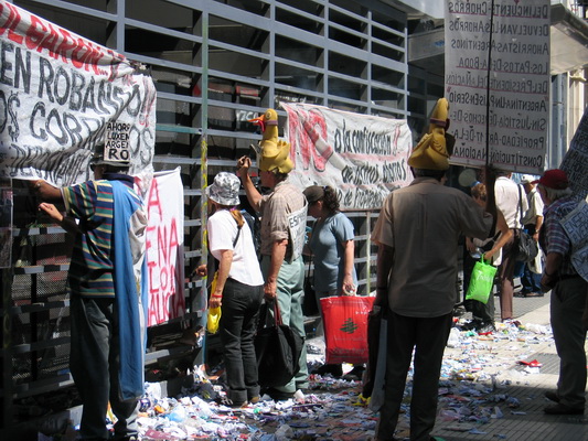 25. 11. 2005 14:55:03: Argentina 2005 - Boenos Aires - stávka (Terka)
