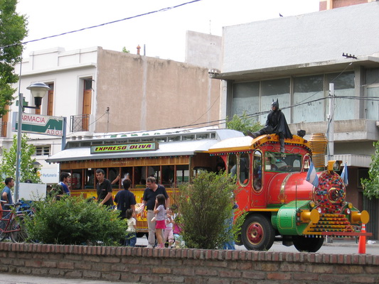 26. 11. 2005 18:18:48: Argentina 2005 - Neuquén - dětský autobus s Batmanem (Terka)