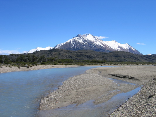 30. 11. 2005 15:13:16: Argentina 2005 - P. N. Perito Moreno - řeka spojující L. Volcán a L. Belgrano (Terka)