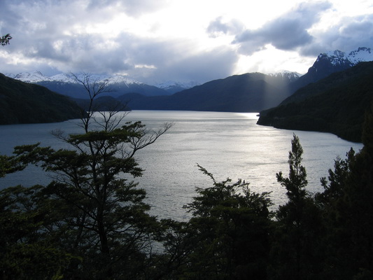 5. 12. 2005 19:52:13: Argentina 2005 - N. P. Los Alerces - jezero Futalaufquén