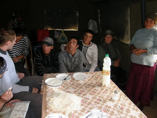 15. 9. 2010 16:41:12: Arménie 2010 - návštěva v  jurtě  (Terka)