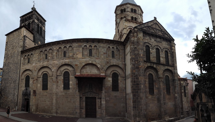 11. 8. 2020 18:06:33: Francie 2020 - Clermont-Ferrand, basilika Notre-Dame du Port (Vláďa)