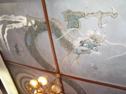 17. 5. 2006 14:57:08: Japonsko 2006 - Kamakura - strop čínské restaurace (Bobek)