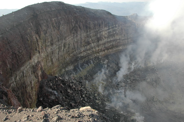 21. 5. 2006 16:59:51: Japonsko 2006 - Asama Yama (2568 m) - kráter (Petr)