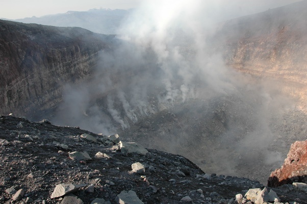 21. 5. 2006 17:01:17: Japonsko 2006 - Asama Yama (2568 m) - kráter (Petr)