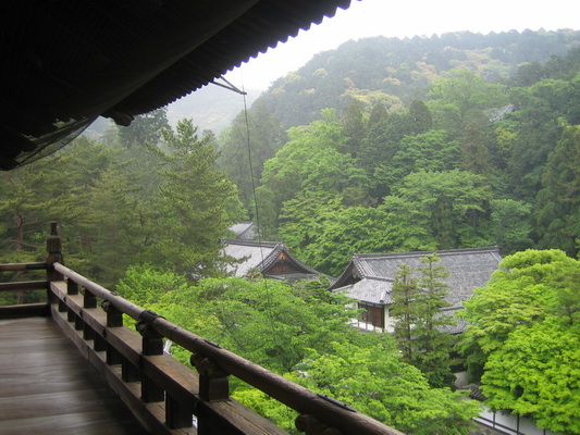 23. 5. 2006 11:04:15: Japonsko 2006 - Kyoto - chrám Nazen-ji - vstupní brána (Jehlička)