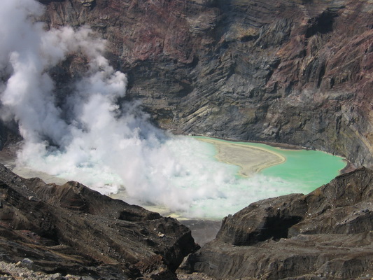 24. 5. 2006 14:52:09: Japonsko 2006 - Aso - kráter Naka-dake (Terka)