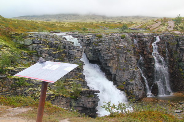 20. 8. 2016 8:50:53: Norsko 2016 - Rondane - Cesta od chaty Rondvassbu do Otty, vodopád Storulfossen (Vláďa)