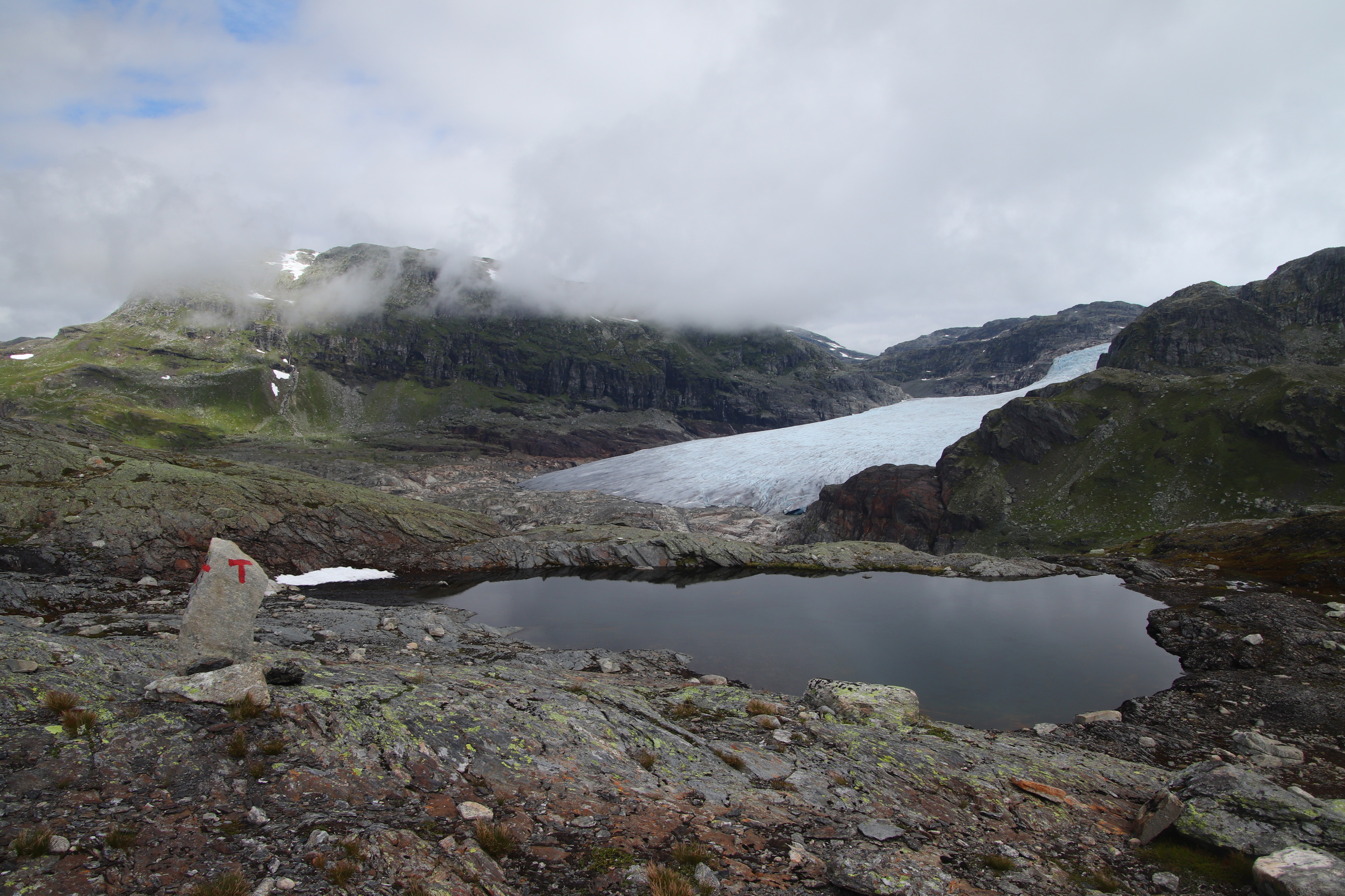 Jezírko s výhledem na Hardangerjøkulen