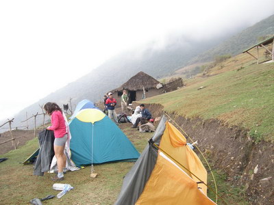 16. 9. 2007 8:11:18: Peru 2007 - 3. den treku - kemp (Bobek)