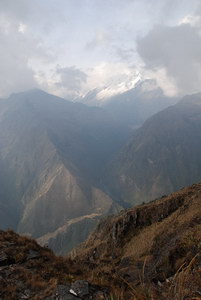 18. 9. 2007 15:34:17: Peru 2007 - 5. den treku - výhled ze sedla 4200 m.n.m. (Dond)