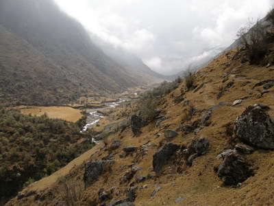 19. 9. 2007 9:29:08: Peru 2007 - 6. den treku - cesta údolím od Yanami (Bobek)