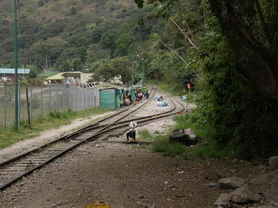 21. 9. 2007 11:19:15: Peru 2007 - 8. den treku - nádraží u hydroelektrárny (Bobek)