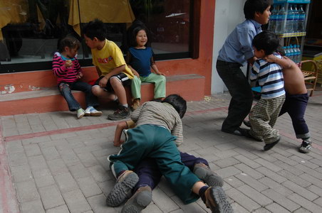 22. 9. 2007 14:08:41: Peru 2007 - Aquas Calientes - dětská rvačka (Králík)