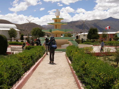 25. 9. 2007 11:02:26: Peru 2007 - Andagua - park na náměstí (Bobek)