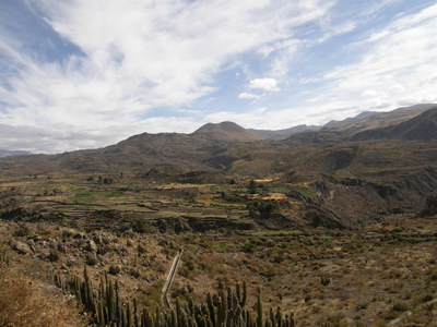 26. 9. 2007 8:15:07: Peru 2007 - cesta na Cerro Puca Mauras - výhled k Cerro Puca Mauras (Bobek)