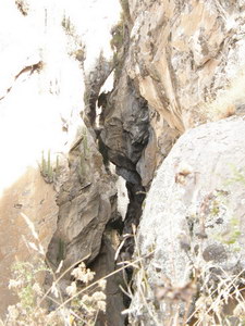 26. 9. 2007 8:36:14: Peru 2007 - cesta na Cerro Puca Mauras - kaňon na řece Rio Andagua (Bobek)