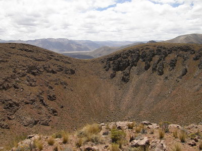 26. 9. 2007 12:14:31: Peru 2007 - cesta na Cerro Puca Mauras - kráter sopky (Bobek)