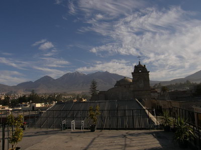 28. 9. 2007 6:39:24: Peru 2007 - Arequipa - pohled ze střechy hostelu