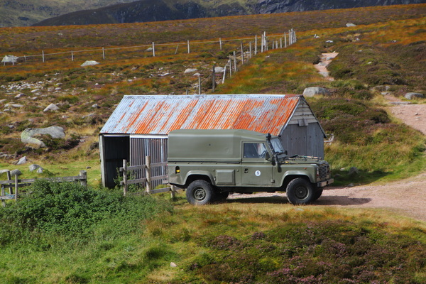 23.08.2024 11:13:47: Skotsko 2024 - Cesta od Loch Muick ke Glenbeg Burn, Allan's Hut (Vláďa)