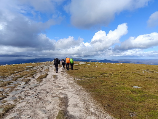 23.08.2024 14:22:50: Skotsko 2024 - Cesta od Loch Muick ke Glenbeg Burn, Carn an t-Sagairt Mor (Géďa)