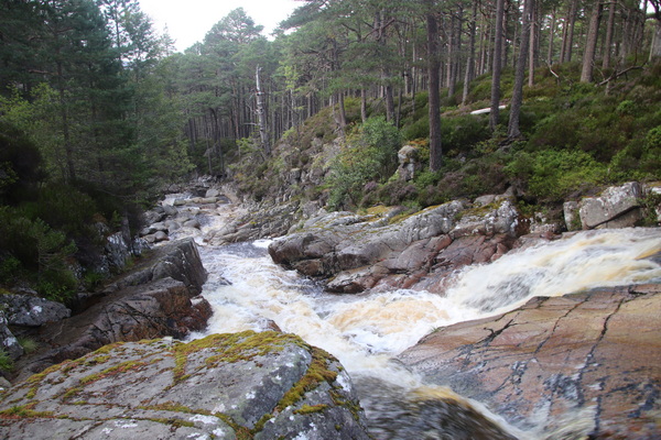 23.08.2024 16:40:30: Skotsko 2024 - Cesta od Loch Muick ke Glenbeg Burn, Falls of Garbh Allt (Vláďa)